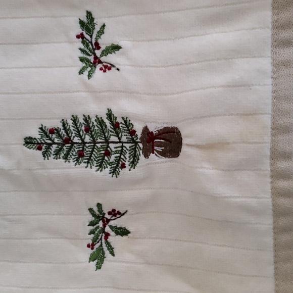 Three Piece Ivory Bath Towel Set With Trees And Holly - Picture 3 of 7